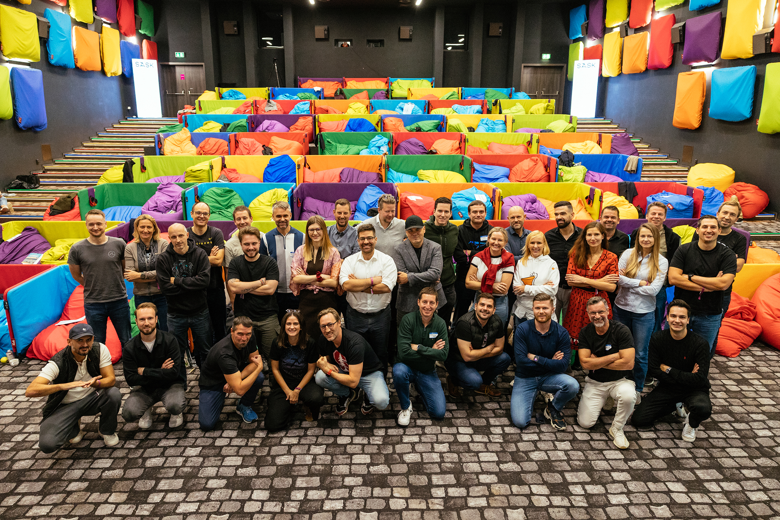 Spoločná fotka účastníkov Bootcampu Startup Awards v sále s farebnými sedacími vakmi