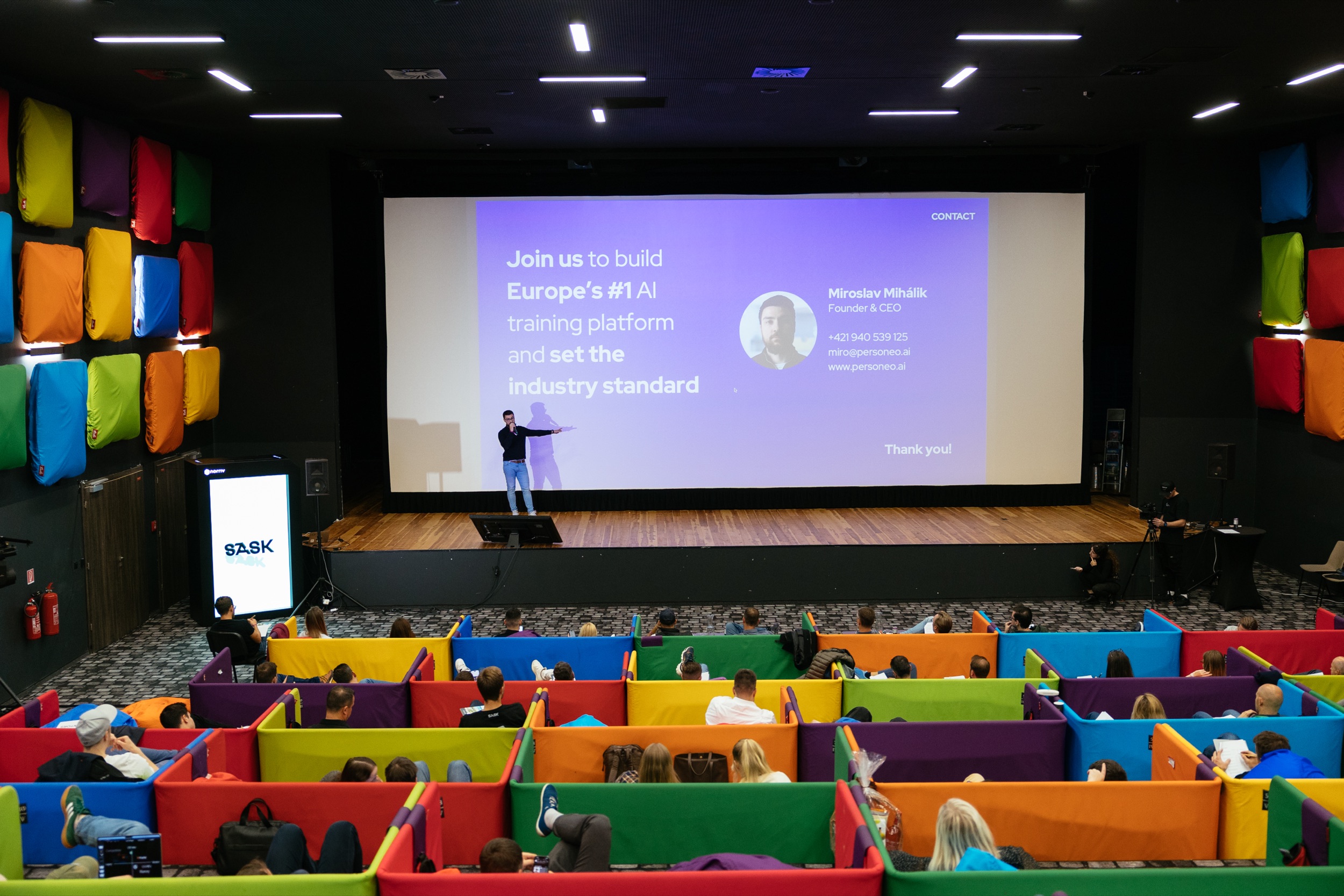 Prezentácia na pódiu v kinosále počas Bootcampu Startup Awards