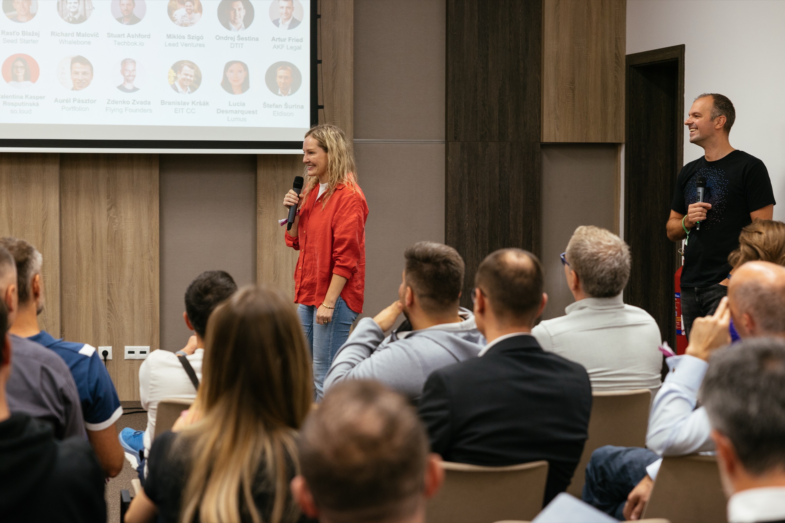 Moderátorka a rečník pred publikom na Bootcampe Startup Awards