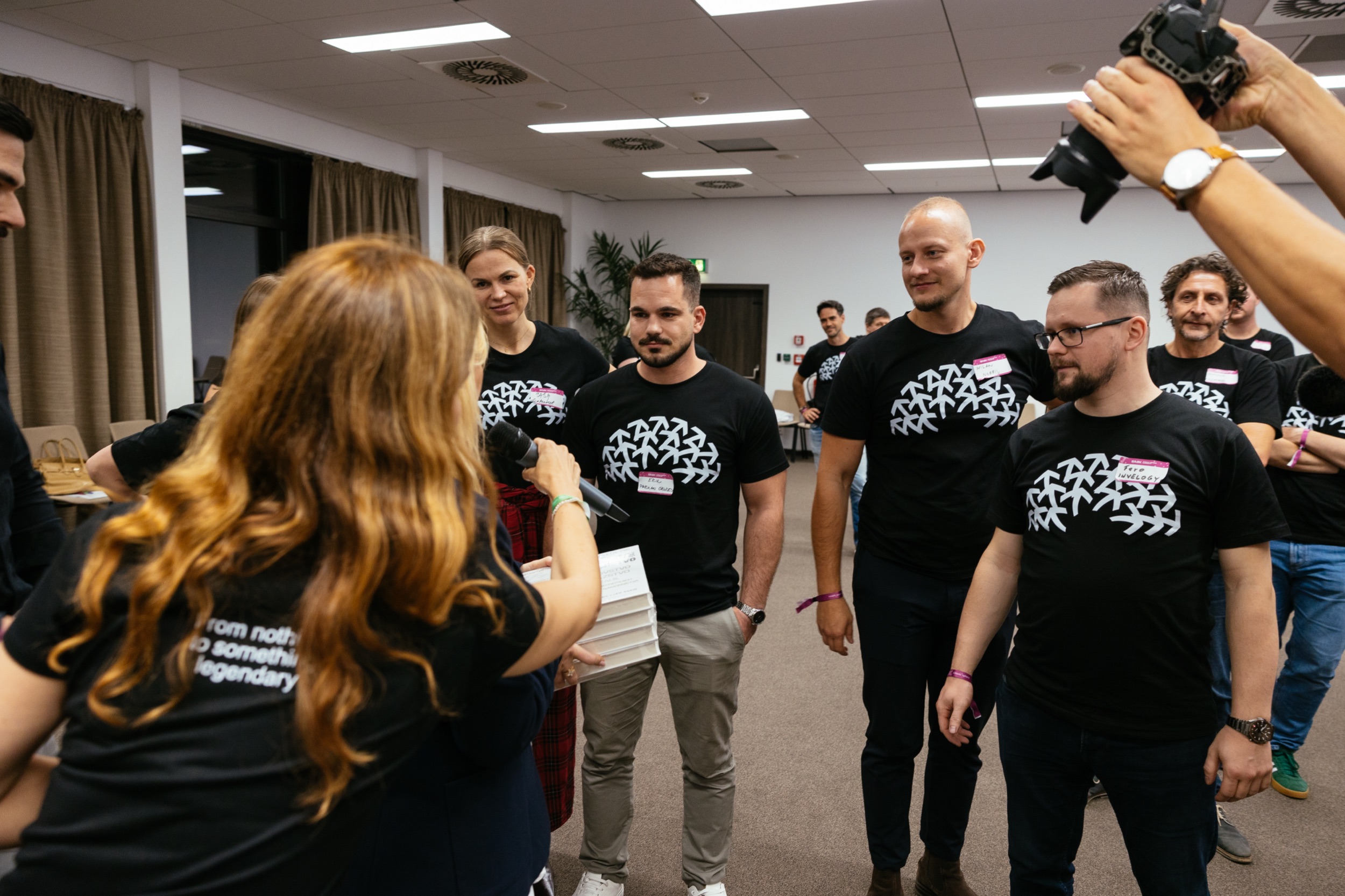 Účastníci Bootcampu v tričkách SASK počas neformálneho programu